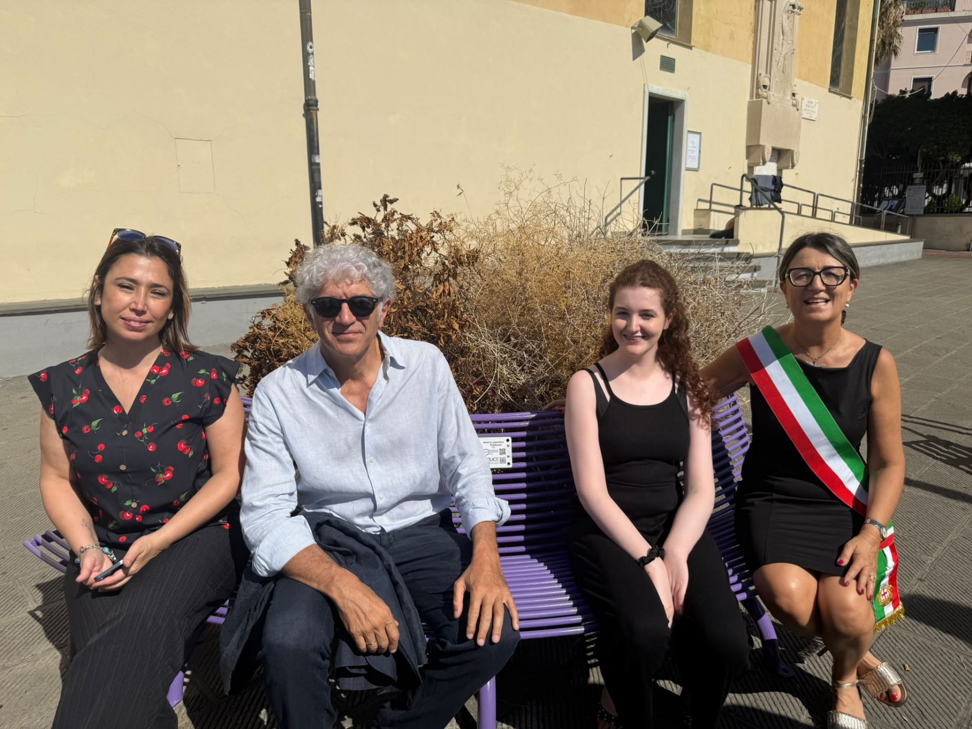 Boccadasse, inaugurata la panchina viola contro lo stigma dell'epilessia: Genova aderisce alla campagna nazionale LICE