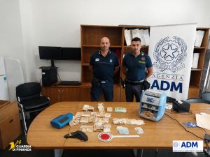 Genova, GdF-ADM: sequestro di valuta e lingotti d'oro per 150mila euro