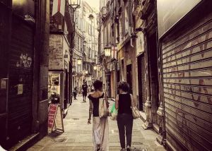 Genova, centro storico: furto in negozio di via Luccoli, tre denunciati, caccia al complice incappucciato