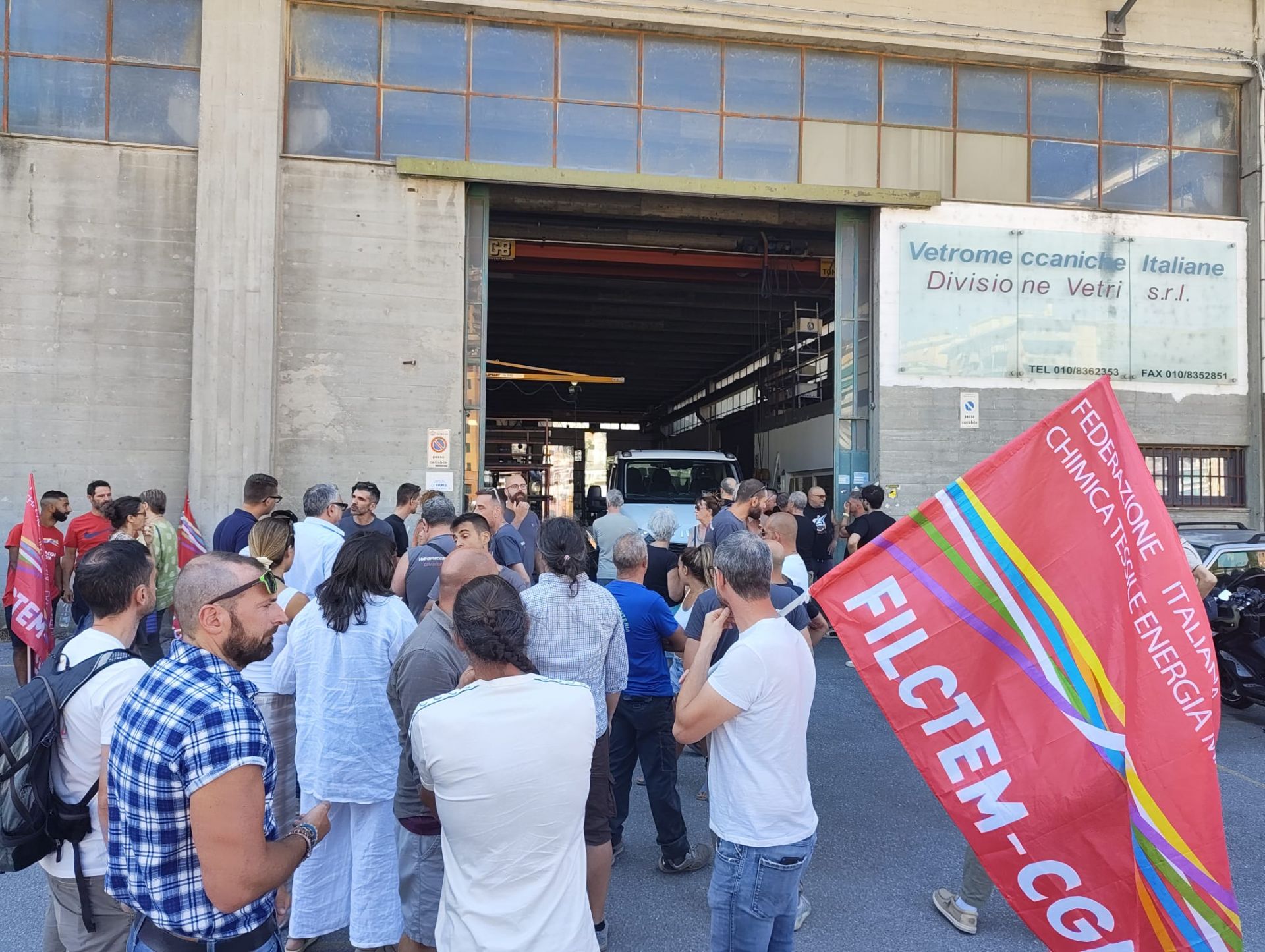 Genova, Vetromeccaniche Italiane, 22 posti di lavoro a rischio: presidio dei lavoratori davanti all'azienda