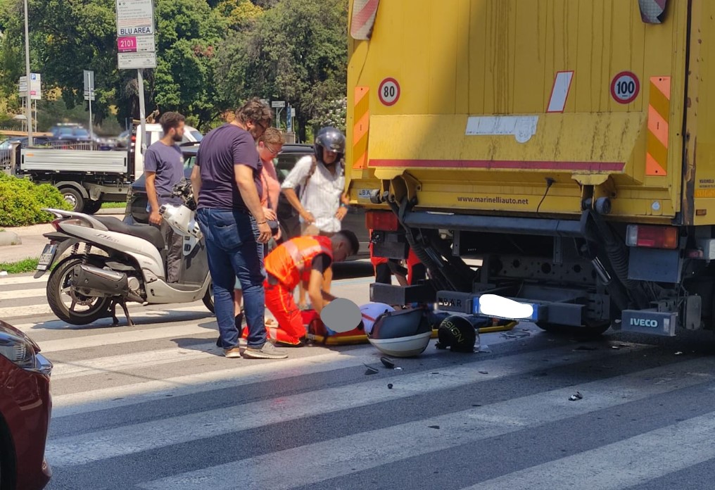Genova, incidente in via Brigate Partigiane: scontro tra una moto e un furgone, ferito un motociclista