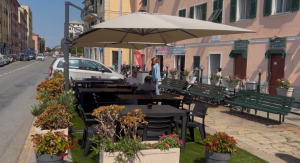 Nervi, inaugurata la nuova area relax e ristoro: tavoli, ombrelloni e vista mare per cittadini e turisti