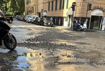 Albaro, si rompe una tubatura in via Saluzzo: strada chiusa e allagamenti in zona Foce