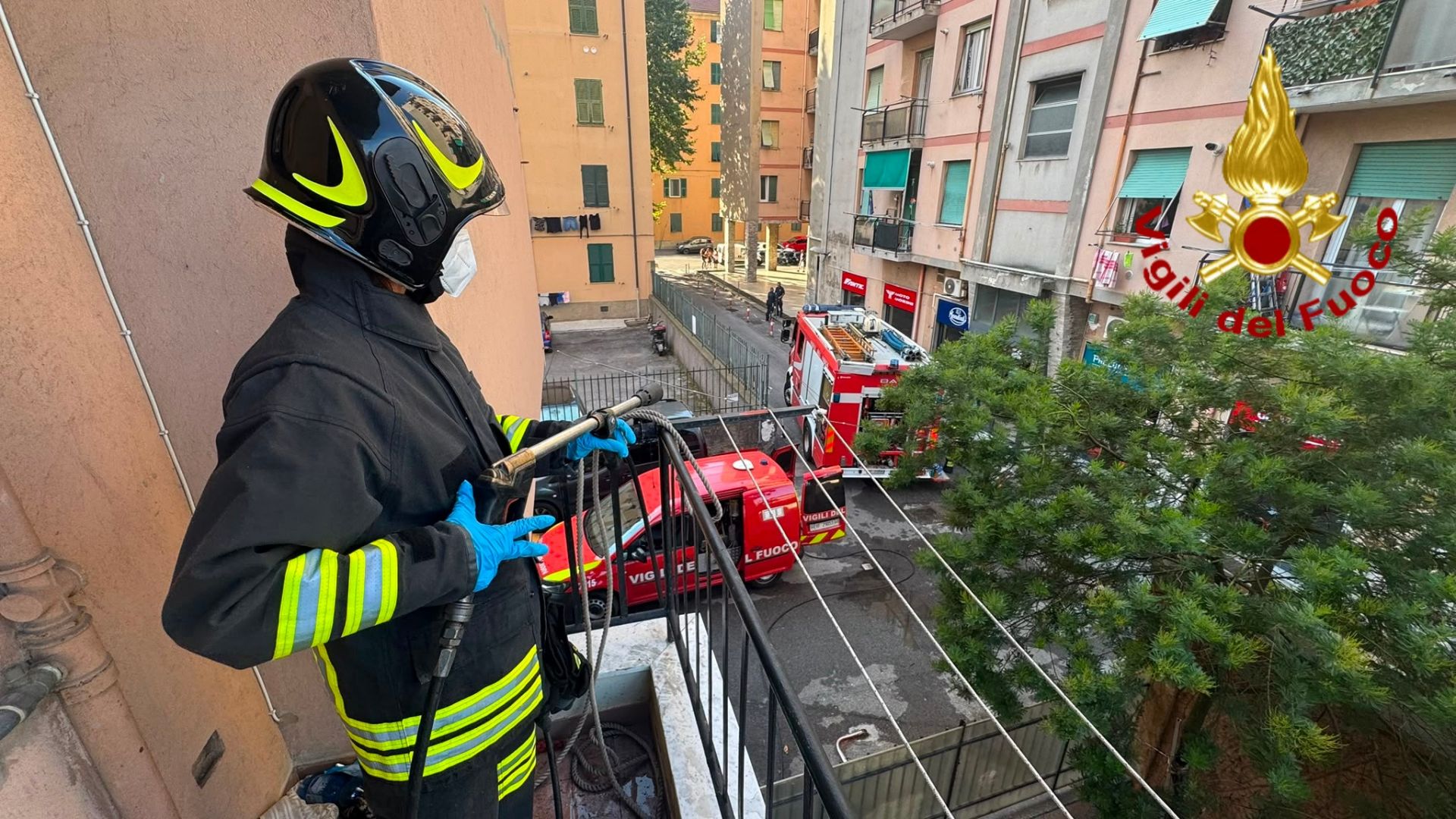 Genova: incendio in un appartamento di via Fillak, uomo salvato dai vigili del fuoco