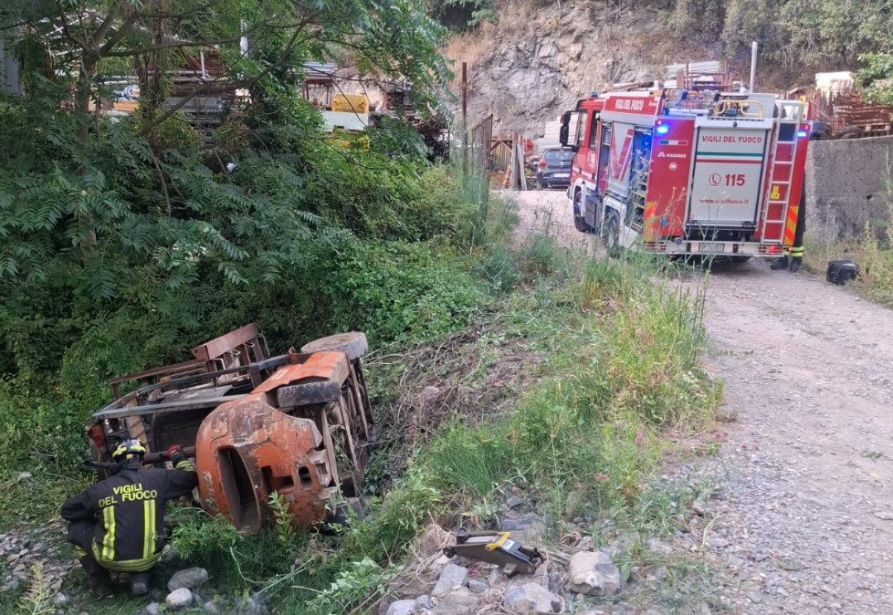 Genova, Val Bisagno, muletto si ribalta, 80enne resta incastrato sotto il mezzo: salvato dai vigili del fuoco