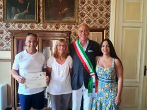 Da 30 anni scelgono Alassio per le vacanze: il Comune premia una famiglia svizzera