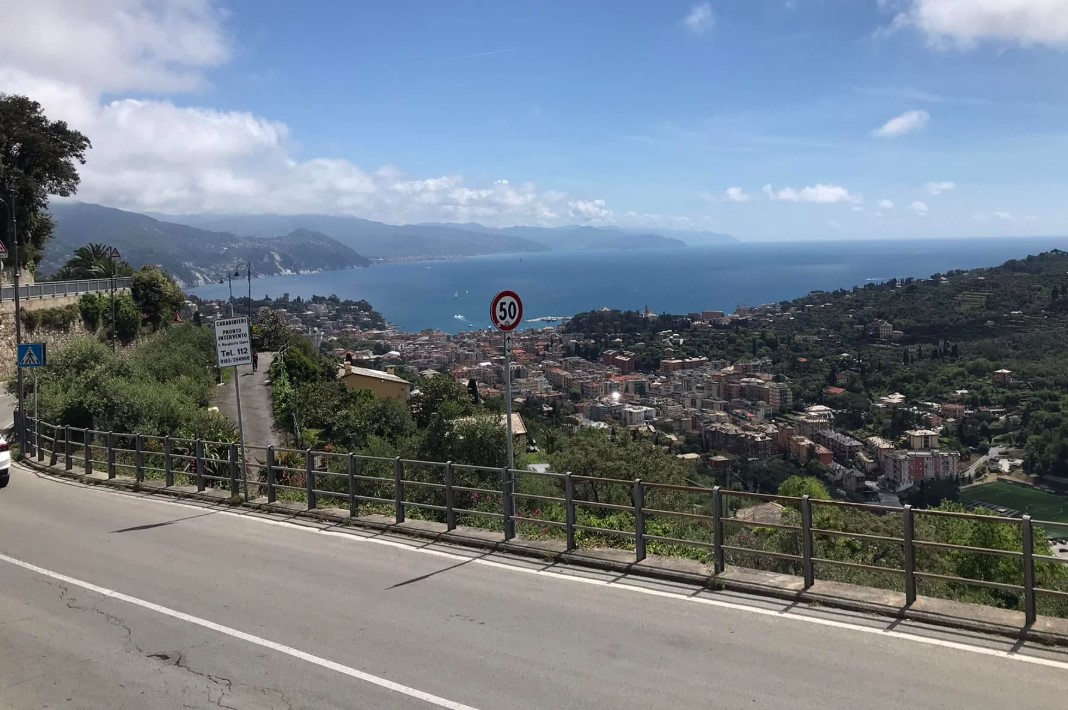 Santa Margherita Ligure: frontale tra auto e moto sull'Aurelia: strada chiusa, motociclista grave