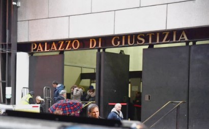 Tribunale di Genova, si stacca un blocco di marmo da una colonna: area messa in sicurezza