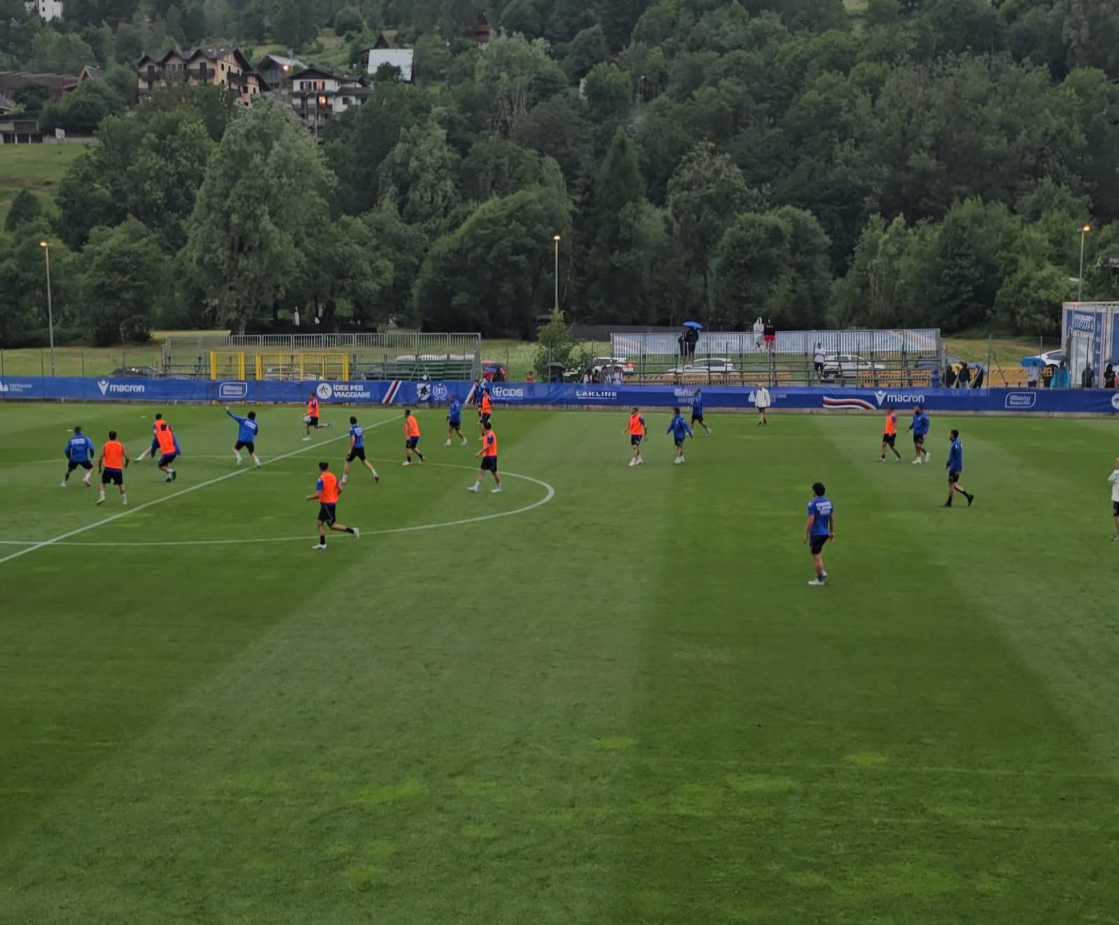 Sampdoria, allenamento chiuso sotto il temporale. Pedrola con le valigie in mano, stop precauzionale per Diop