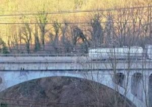 A7: camionista perde il controllo sul viadotto Scrivia e sbatte contro il guardrail, traffico in tilt in direzione Milano