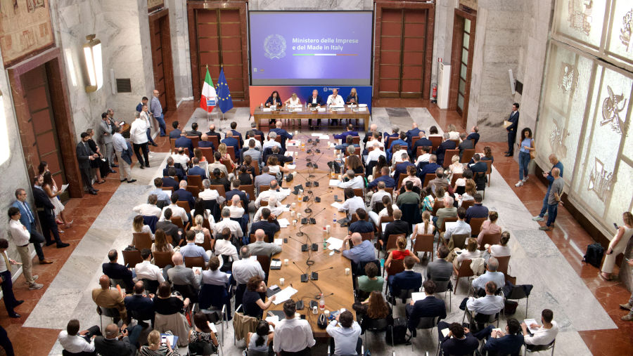 Auto, Urso all'Ue: "La crisi sta investendo tutta la filiera: subito le riforme"