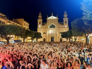 Pietra Ligure si accende con la Notte Bianca Summer Colors: musica, spettacoli e luci per una grande festa a cielo aperto