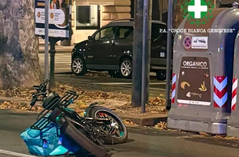 Genova, tremendo scontro alla Foce: ciclofattorino di 28 anni in condizioni gravissime