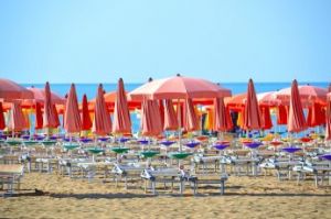Moneglia, blitz della Capitaneria contro i “furbetti dell’ombrellone”: sequestrati 10 ombrelloni e sdraio