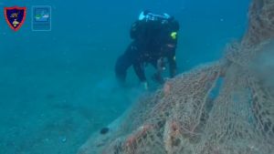 Bergeggi, rimossa dai carabinieri subacquei una rete fantasma nell'area marina protetta