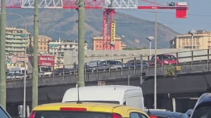 Genova, città paralizzata dal traffico per il camion in fiamme sull'A12