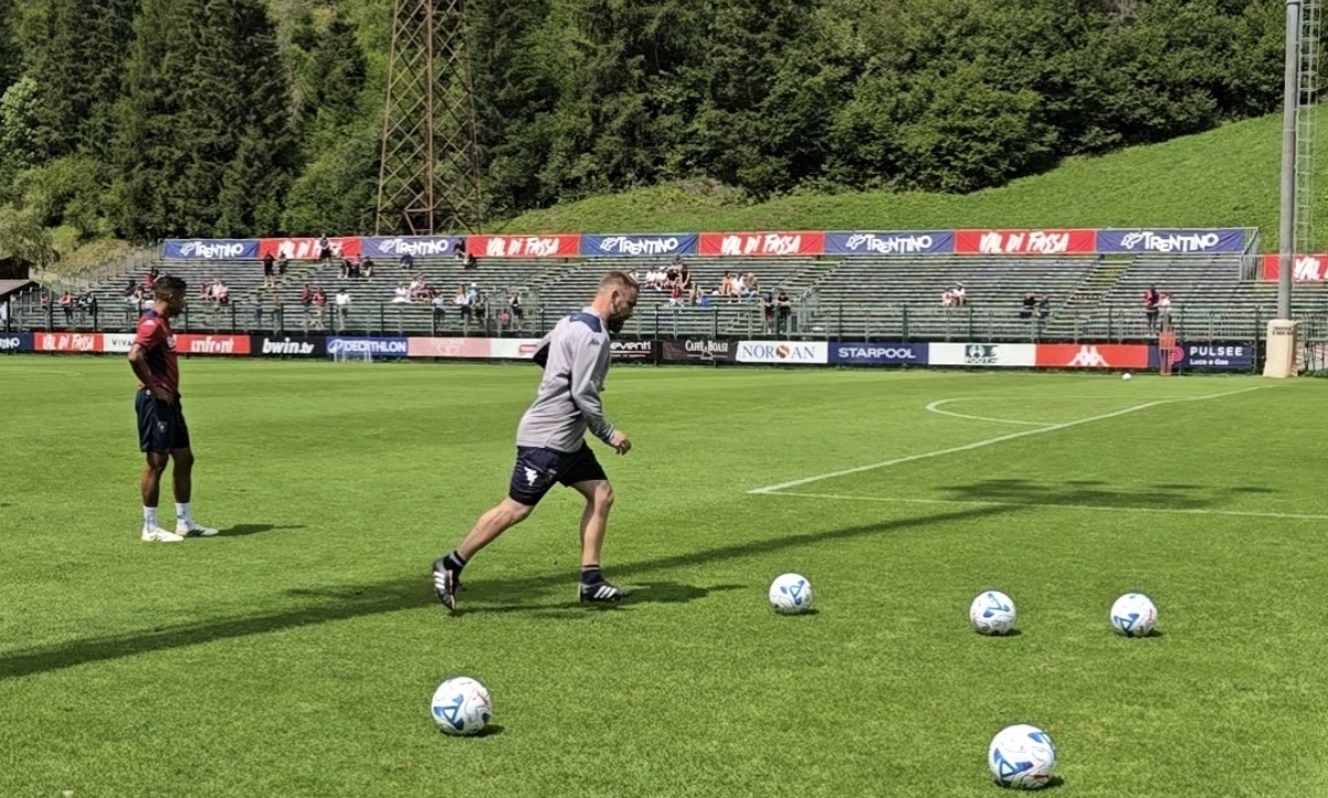Genoa, De Rossi: “Spero tra un anno di festeggiare ancora qui, magari con una competizione in più. Sul mercato priorità a centrocampista e attaccante”