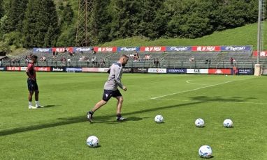 Genoa, De Rossi: “Spero tra un anno di festeggiare ancora qui, magari con una competizione in più. Sul mercato priorità a centrocampista e attaccante”