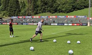 Genoa, De Rossi: “Spero tra un anno di festeggiare ancora qui, magari con una competizione in più. Sul mercato priorità a centrocampista e attaccante”