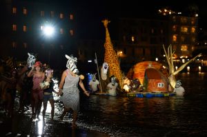 Sestri Levante, 'Barcarolata 2026', trionfa il Re Leone in una Baia del Silenzio gremita