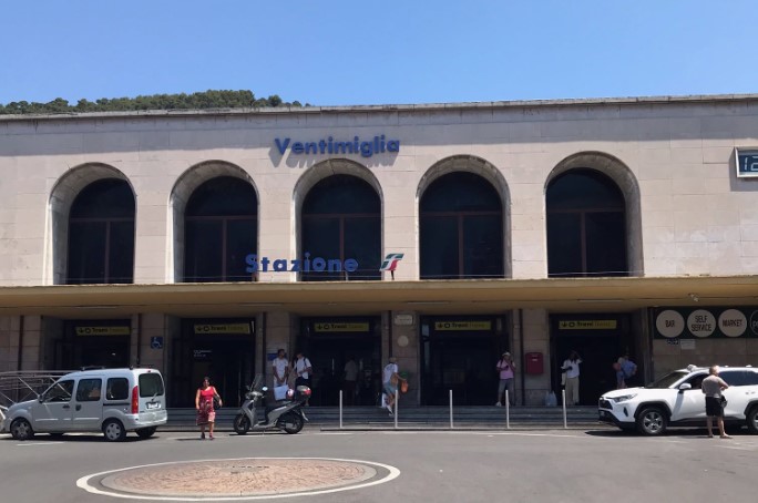 Da Genova a Ventimiglia a Padova: foglio di via a nigeriano che picchia due passanti, è in Italia come rifugiato politico