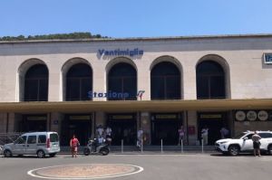 Da Genova a Ventimiglia a Padova: foglio di via a nigeriano che picchia due passanti, è in Italia come rifugiato politico