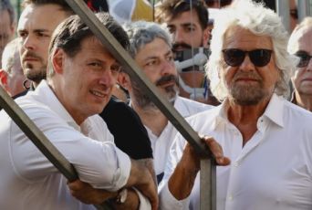 Grillo torna e silura il M5S di Conte: "I rivoluzionari hanno scoperto i palazzi. Dovevano cambiare la politica, la politica ha cambiato loro"