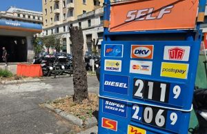 Caro carburante, prezzi alle stelle anche a Genova. Chi fa rifornimento ironizza: "Meglio andare a piedi"
