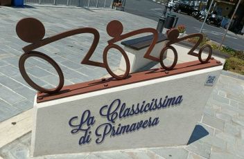 Sanremo, il Poggio cambia volto: inaugurata la nuova Piazza della Libertà con una scultura dedicata alla Milano-Sanremo