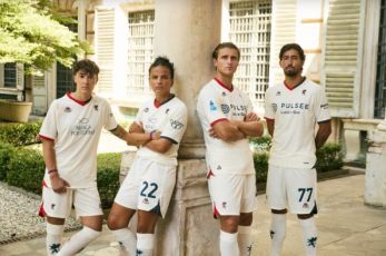 Il Genoa presenta la nuova maglia da trasferta: omaggio alle origini con uno sguardo al futuro