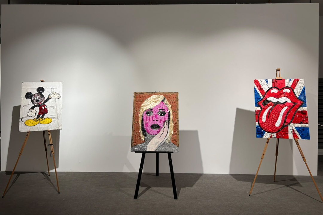 Milano, dal rifiuto all’arte: a Palazzo Lombardia la creatività che trasforma materiali dimenticati in opere ecosostenibili