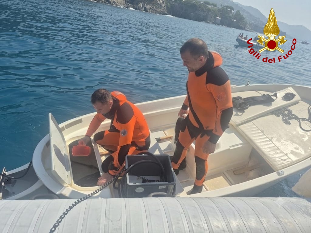 Genova, gozzo in difficoltà al largo di Capolungo: salvati due occupanti, intervento dei sommozzatori dei Vigili del Fuoco
