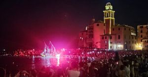 In migliaia a Camogli per la Stella Maris: spiaggia piena per la posa dei lumini
