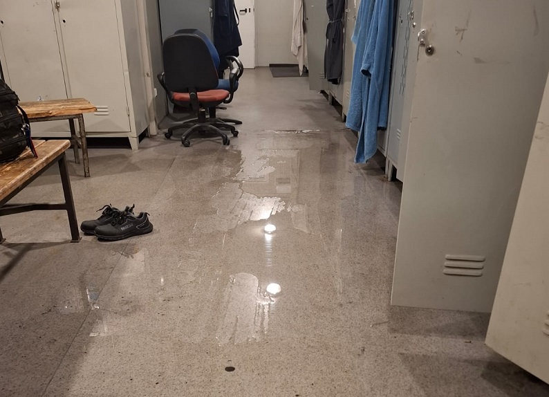 Aeroporto di Genova, denuncia shock dai lavoratori degli appalti: "Costretti a cambiarci in spogliatoi allagati e con divise usate"