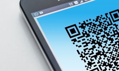 Truffe agli anziani, conto corrente svuotato con la nuova tecnica del falso QR Code: sottratti 5mila euro a Genova