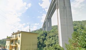 Cadono calcinacci dal viadotto della A26, residente di Mele sporge denuncia