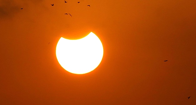 Il 12 agosto eclissi di sole, l'appello: "Non guardatela senza protezioni"