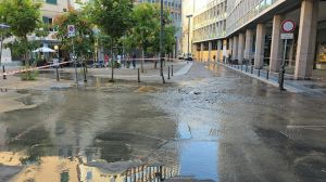 Guasto a tubatura, Largo San Giuseppe allagato: l'acqua invade via XII Ottobre. Iren mette a disposizione autobotte