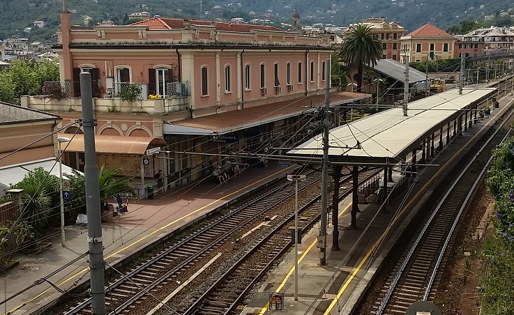 Investito e ucciso da un treno, tragedia a Santa Margherita Ligure. Traffico ferroviario in tilt