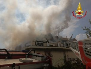 Incendio in appartamento di via Sapeto, residenti si rifugiano sui balconi
