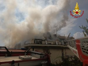 Incendio in appartamento di via Sapeto, residenti si rifugiano sui balconi