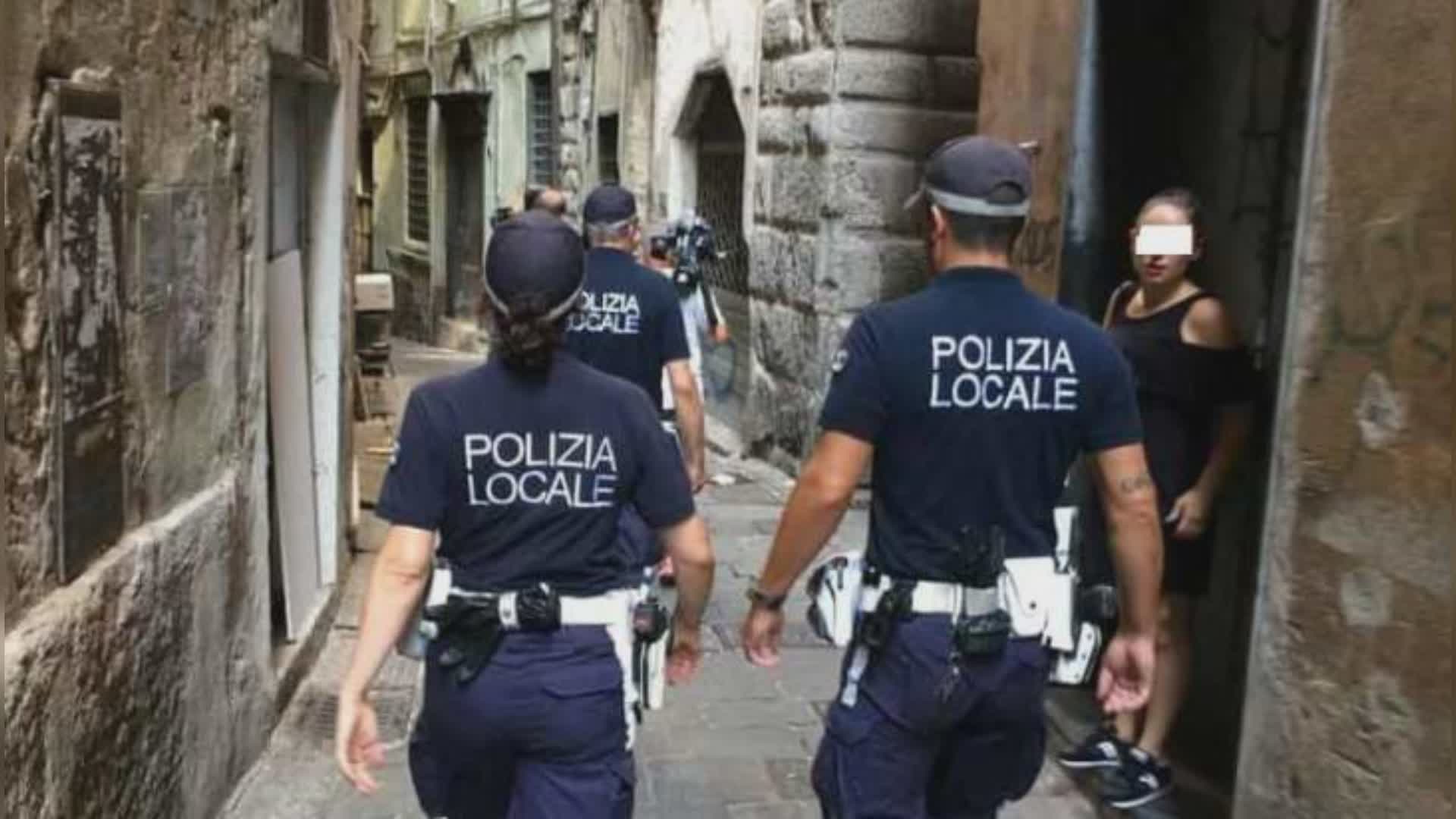 Genova, notte di guerriglia nel centro storico. Giovanissimi seminano il panico