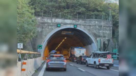 A26: si ribalta mezzo pesante. Autostrada chiusa e poi riaperta