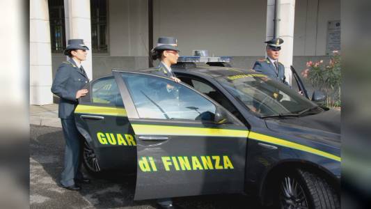 Principe, individuato con borse contraffatte, minaccia di lanciarsi nel vuoto
