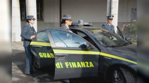 Principe, individuato con borse contraffatte, minaccia di lanciarsi nel vuoto