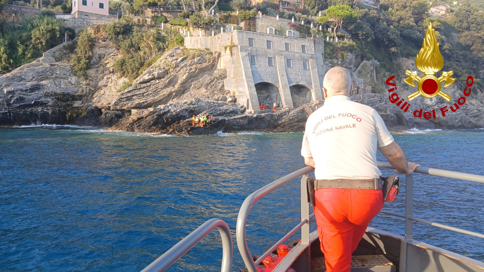 Cade sugli scogli e finisce in mare, grave donna di 50 anni a Sori