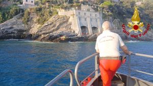 Cade sugli scogli e finisce in mare, grave donna di 50 anni a Sori