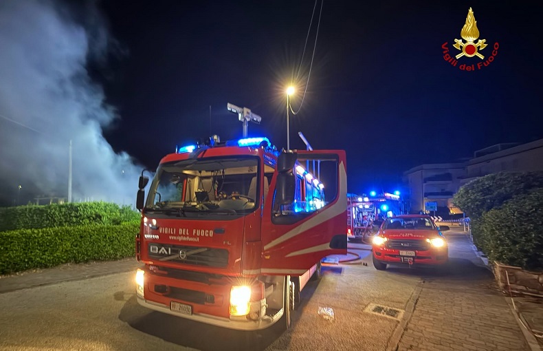 Esplosione e incendio a Sarzana, distrutto un negozio di fiori