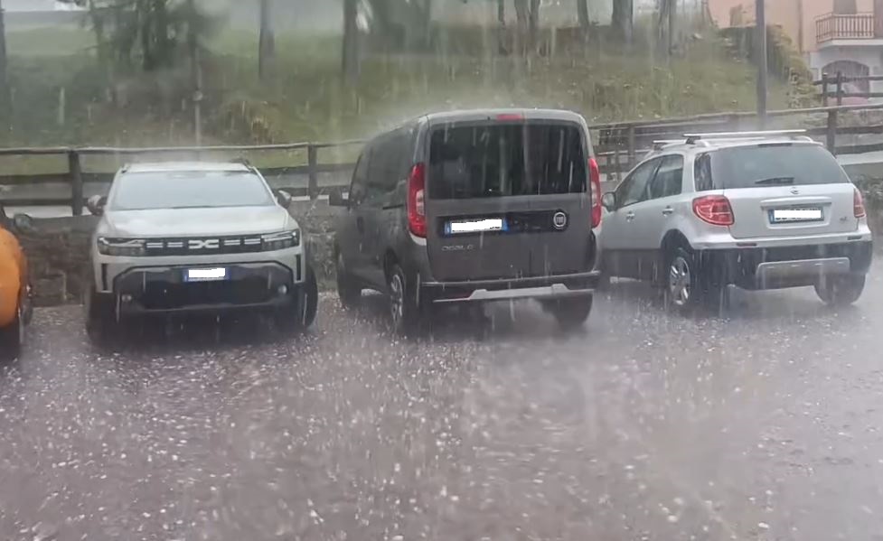 Grandinata improvvisa a Santo Stefano d'Aveto: chicchi grandi come olive