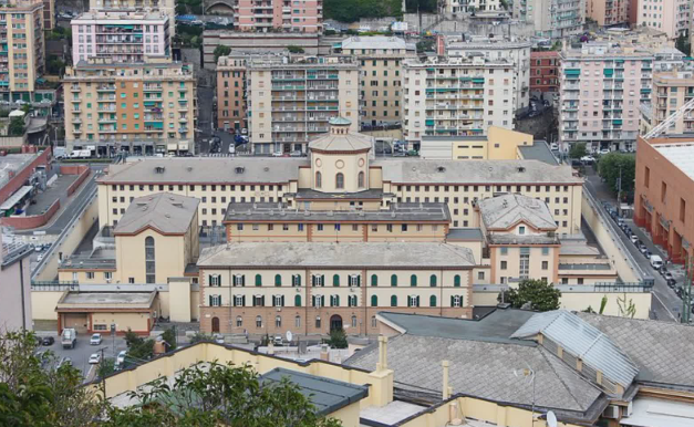Genova, ai domiciliari litiga con la compagna e si presenta in carcere per farsi arrestare